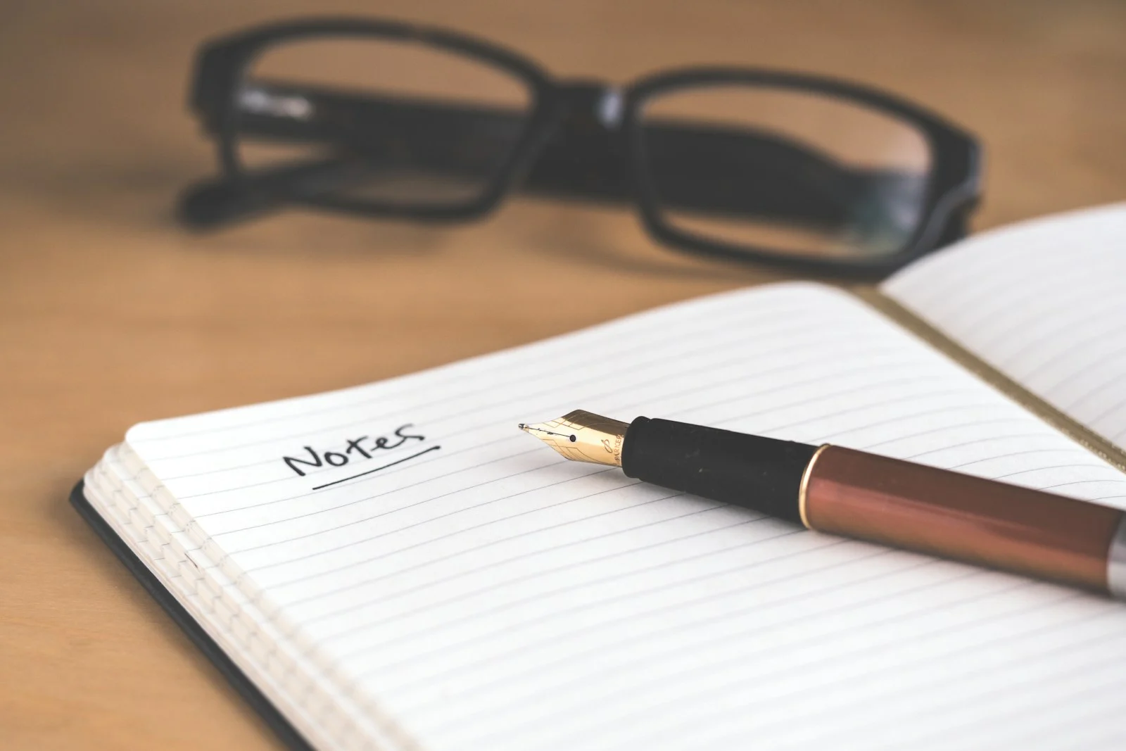 Carnet de notes et stylo sur un bureau