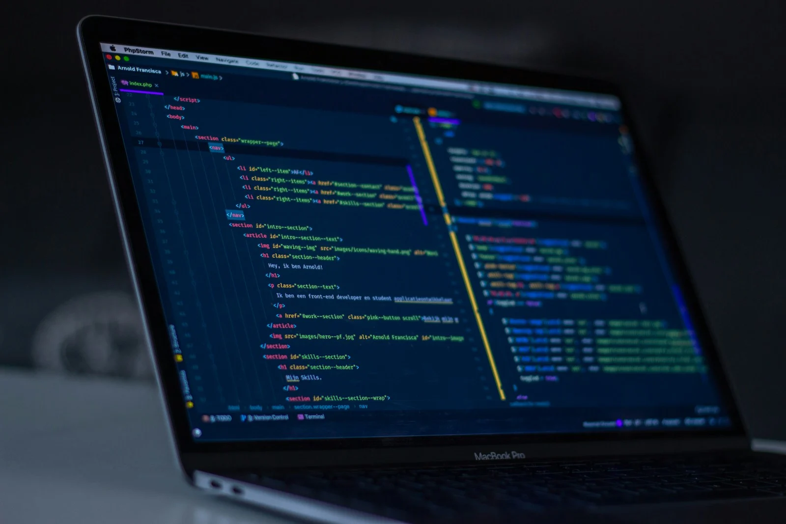 Code d'une application web sur un ordinateur portable